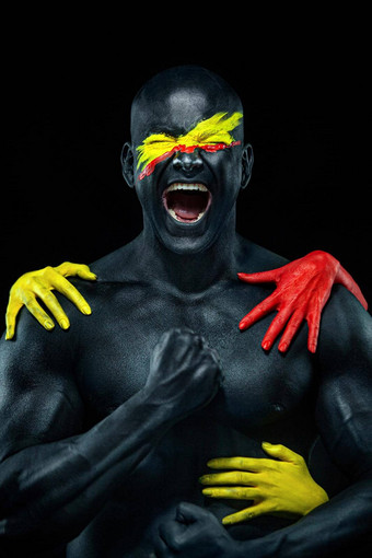 男人。女手身体健美运动员运动员黄色的脸艺术身体油漆色彩斑斓的肖像的家伙身体艺术