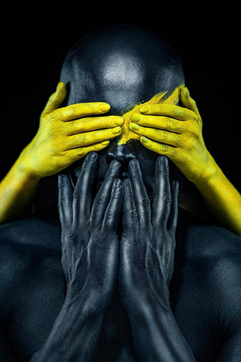 男人。女手身体健美运动员运动员黄色的脸艺术身体油漆色彩斑斓的肖像的家伙身体艺术
