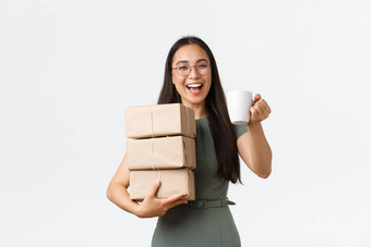 小业务主人启动电子商务概念快乐微笑亚洲女人眼镜干杯咖啡杯子携带包装盒子客户订单航运客户