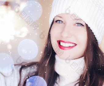 圣诞节人冬天假期概念快乐微笑女人穿白色针织他特写镜头脸圣诞节肖像雪闪闪发光的散景效果