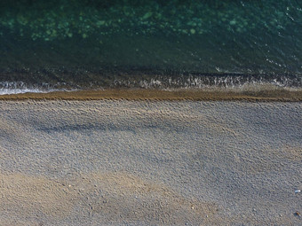 空中视图Azure海鹅卵石海滩<strong>小</strong>波玻璃<strong>清晰</strong>的水表面运动模糊自然夏天海洋海海滩<strong>背景</strong>假期假期旅行概念