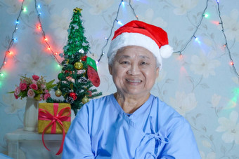 亚洲高级上了年纪的夫人女人病人圣诞老人老人助手他圣诞节一年庆祝活动节日假期聚会，派对医院
