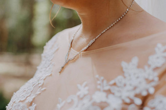 美丽的认不出来新娘特写镜头拍摄美丽的珍珠脖子新娘婚礼配件美丽的新娘装饰