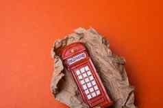 经典英国风格红色的电话展位棕色（的）纸