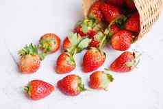 新鲜的草莓篮子白色背景红色的成熟的草莓自然背景