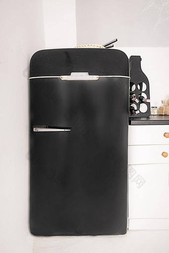 小黑色的复古的冰箱白色厨房黑色的冰箱古董风格白色背景特写镜头