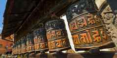 藏文铜祈祷轮子斯瓦扬布纳特寺庙加德满都尼泊尔