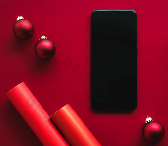 圣诞<strong>节</strong>电话应用程序假期消息概念智能<strong>手机</strong>空白黑色的屏幕圣诞<strong>节</strong>装饰红色的背景平躺模型设计
