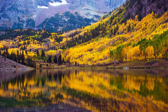 秋天科罗拉多州栗色湖色彩斑斓的森林黄色的阿斯彭树阿斯彭科罗拉多州美国