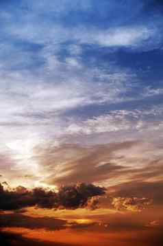 色彩斑斓的日落天空垂直照片背景夏天日落自然照片集合