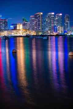 色彩斑斓的三迭戈晚上垂直摄影三迭戈天际线湾色彩斑斓的水反射三迭戈美国