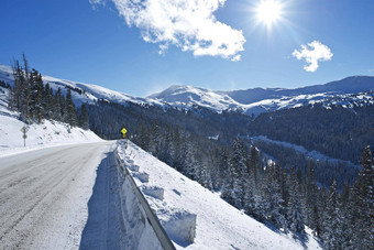 冬天开车科罗拉多州山路覆盖雪冰科罗拉多州曼联州