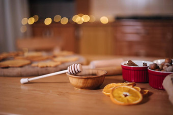 首页面包店烹饪传统的节日糖果准备使姜饼面团木表格一年庆祝活动传统蜂蜜干橙色楔形圣诞节情绪