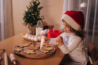 女孩圣诞老人他装修姜饼首页圣诞节一年传统概念圣诞节面包店快乐制裁