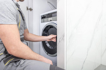 洗机安装高加索人电器技术员洗衣机内部浴室内阁