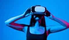 惊讶女现代眼镜互动网络虚拟现实经验未来技术概念元宇宙