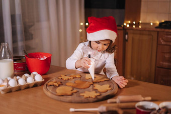 女孩圣诞老人他装修姜饼首页圣诞节一年传统概念圣诞节面包店快乐制裁