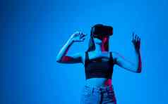 年轻的女人虚拟现实耳机交互虚拟世界元宇宙女模型穿护目镜