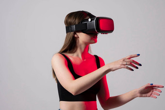 女人虚拟现实眼镜工作室业务女人穿护目镜相互作用网络空间刷卡伸展运动手势