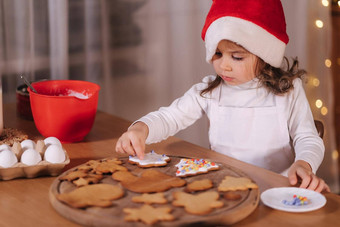 首页面包店烹饪传统的节日糖果女孩红色的圣诞老人他准备使姜饼面团木表格一年庆祝活动传统圣诞节情绪