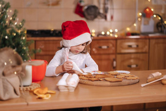 女孩圣诞老人他装修姜饼五彩缤纷的珠子圣诞节一年传统概念圣诞节面包店快乐制裁