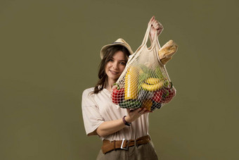 肖像微笑年轻的女人超大的t恤持有可重用的字符串袋食品杂货可重用的生态袋<strong>购物</strong>浪费塑料<strong>免费</strong>的概念生态生活方式生态<strong>购物</strong>