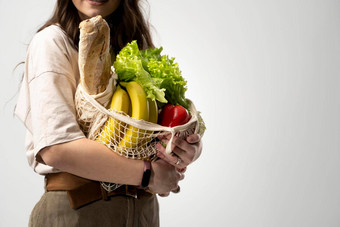 浪费概念复制空间女<strong>人</strong>持有可重用的<strong>网购</strong>物袋蔬菜产品生态友好的<strong>网购</strong>物者浪费塑料免费的概念