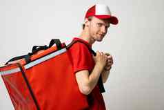 年轻的快递热袋颜色背景空间文本食物交付服务交付的家伙红色的t恤统一的工作快递持有红色的热食物背包服务概念