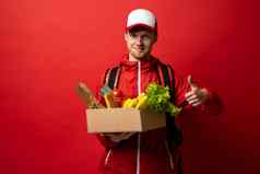 杂货店交付快递红色的统一的纸盒子食物显示拇指拇指手势食物交付服务概念