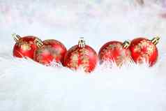 圣诞节红色的玻璃球饰品白色背景