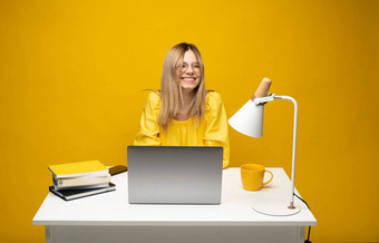 兴奋年轻的女人工作灰色移动PC电脑笔记本坐着表格灰色移动PC微笑业务女人学生收到了好新闻孤立的黄色的背景