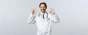 科维德冠状病毒爆发医疗保健工人流感大流行概念满意快乐医生保证质量治疗师显示手势微笑很高兴做广告促销