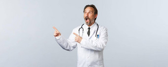 科维德冠状病毒爆发医疗保健工人流感大流行概念惊讶说不出话来医生白色外套指出手指上左角落里下降下巴广告显示促销