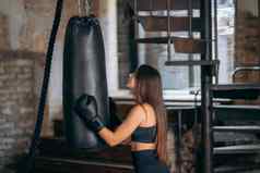 年轻的女人拳击锻炼健身房