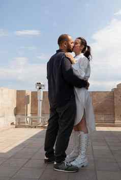 浪漫的夫妇接吻塔阳台庆祝的关系周年纪念日