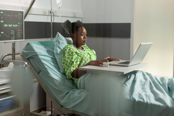 非洲<strong>美国</strong>生病的病人休息床上看在线喜剧电影移动PC