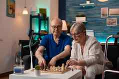 退休夫妇享受棋盘游戏