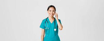 科维德医疗保健工人防止病毒概念微笑快乐亚洲女医生年轻的<strong>实习生</strong>实习医生风云会说话的电话相机充满希望的白色背景