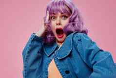 漂亮的年轻的女波浪紫色的头发蓝色的夹克情绪有趣的粉红色的背景不变的