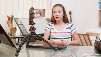 肖像年轻的少年坐着表格记录在线视频博客教程