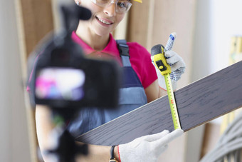 微笑女人建设网站工人测量板材磁带测量工具