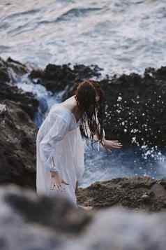 女人白色衣服岩石海自然