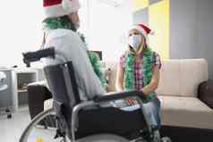 访问朋友医院房间相对轮椅脸面具保护