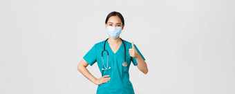 科维德冠状病毒疾病医疗保健工人概念自信微笑亚洲医生女护士医生医疗面具实习医生风云显示竖起大拇指保证质量guanratee服务