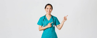 科维德医疗保健工人流感大流行概念微笑美丽的亚洲女护士实习生指出手指上角落里邀请检查在线诊所任命白色背景