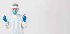 科维德冠状病毒疾病医疗保健工人概念惊讶兴奋女亚洲医生infectionist个人保护设备持有注射器灯泡疫苗