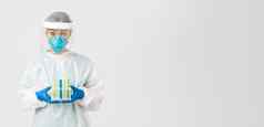 科维德冠状病毒疾病医疗保健工人概念惊讶亚洲女医生科技实验室个人保护设备持有试管》疫苗分析白色背景