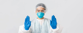 科维德冠状病毒疾病医疗保健工人概念特写镜头严肃的表情有关亚洲女医生个人保护设备显示停止手势禁止输入危险的区
