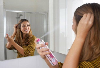 有吸引力的年轻的女人应用干洗发水头发快容易头发清洁干洗发水