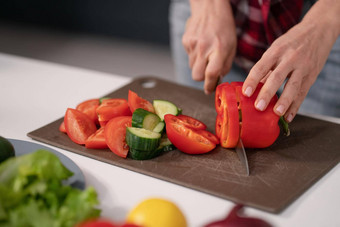 削减蔬菜新鲜的沙拉年轻的家庭主妇减少贝尔胡椒黄瓜番茄切割董事会准备家庭晚餐站厨房首页健康的生活方式